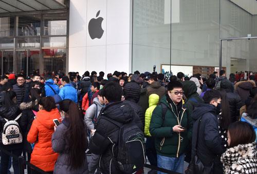 2016年1月30日，山东首家苹果零售店在青岛市万象城购物中心正式开业，等待进店的顾客排起长队。新华社记者 徐速绘 摄