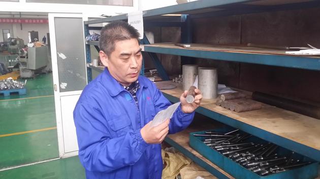 中国航天三江集团红林公司机加车间数控车工特级技师，邹峰。