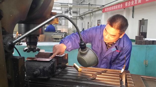 中国航天三江集团红林公司机加车间数控车工特级技师，邹峰。
