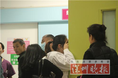 探视笑笑后的文芳放声大哭，罗尔和朋友在旁边安慰 李其聪 摄