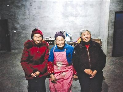 邓光明（中）与大女儿（左）、三女儿（右）在一起
