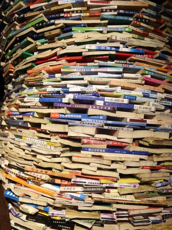 上万本各种书籍组成的书井。