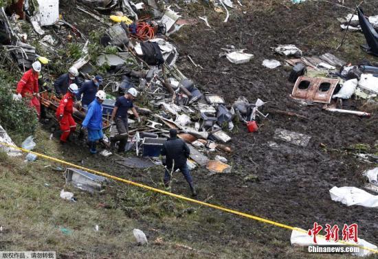 2016年11月29日，哥伦比亚，巴甲球队沙佩科恩斯遭遇空难，工作人员搜救事故现场抬离遇难者遗体。