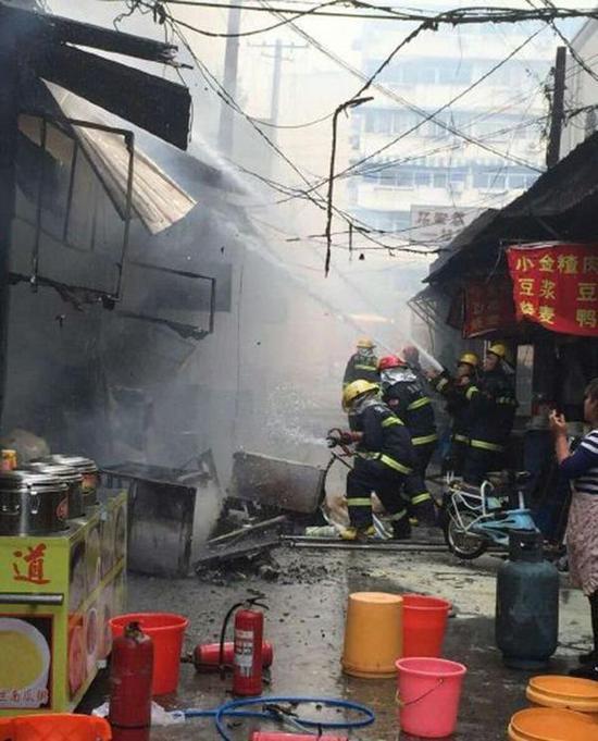 安徽芜湖杨家巷餐馆液化气瓶爆炸案现场。