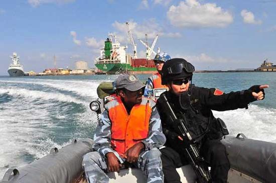 资料图：中国海军与吉布提海军海上联合警戒巡逻。