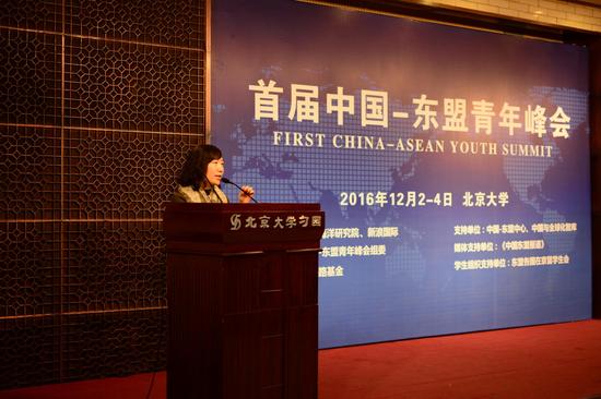 新浪新闻副总编辑王薇在峰会上致词。