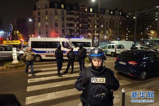 12月2日，在法国首都巴黎，警察封锁人质劫持事件现场附近的道路。 据法国媒体报道，一名持枪歹徒2日晚闯进巴黎一家旅行社劫持了7名人质。新华社记者陈益宸摄
