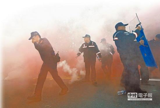 台“立法院”2日审查“一例一休”,劳工团体见民进党“立法院”党团总召柯建铭现身镇江街青岛东路口时,旋即一拥而上发生推挤冲突,警方事后针对包围柯的群众进行逮捕。(图片来源:台湾《中国时报》)