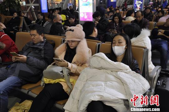 大雾导致旅客滞留成都机场。 吕俊明 摄