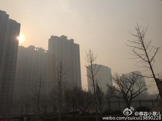 昨天，石家庄的空气质量为严重污染。（图片来源：微博）