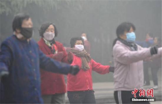 ↑12月4日,河北省气象台在不同时段分别发布了大雾红色预警信号和霾红色预警信号。