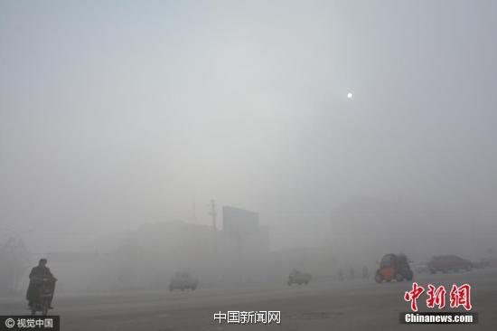 2016年12月4日10时许,河北省邯郸市肥乡区城区被雾霾“封锁”。