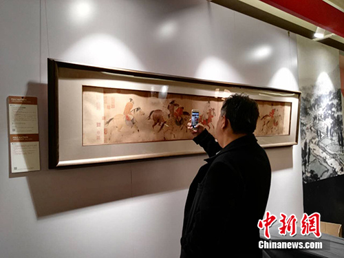 《五王醉归图卷》在拍场展出。中新网记者 宋宇晟 摄