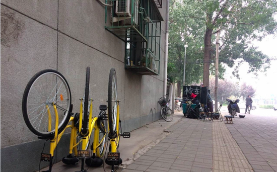 北京，北京东馨园小区外，三辆ofo单车被倒置在人行道旁