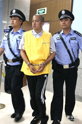 王书金(中)