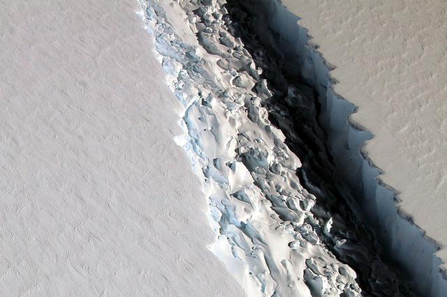 冰架裂口照片