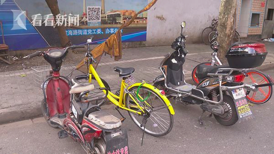 上海波阳路某弄堂内，一辆共享单车被上了私锁