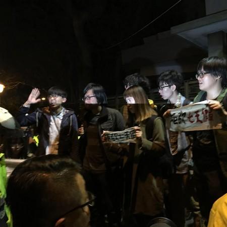 台青年团体夜袭蔡英文官邸抗议并宣告与民进党决裂。（图片来源：台湾“东森新闻云”）