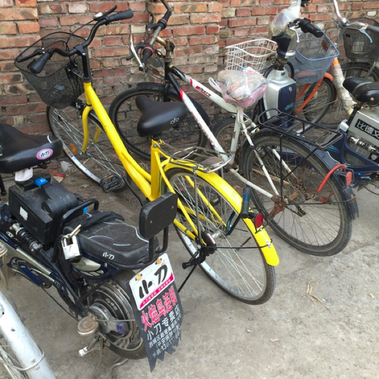 北京顺义某温泉附近别墅建筑工地上，共享单车被人上了私锁