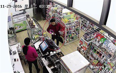 便利店女店员挥舞电棍对峙持刀劫匪