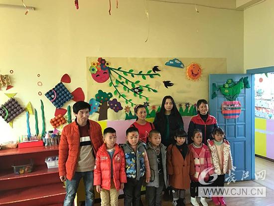 夏敏（左一）与小竹筠母亲、幼儿园小伙伴及老师合影
