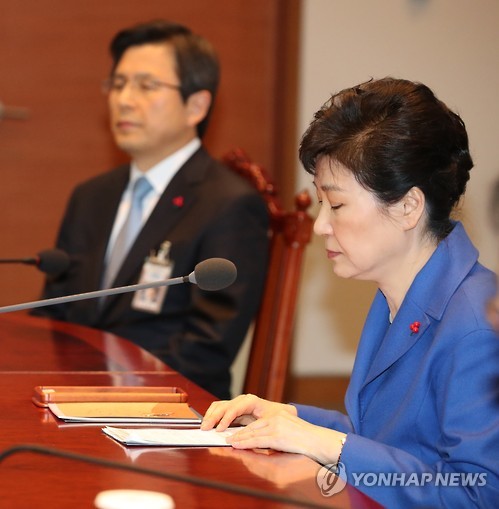 弹劾案获国会通过后，朴槿惠出席紧急内阁会议