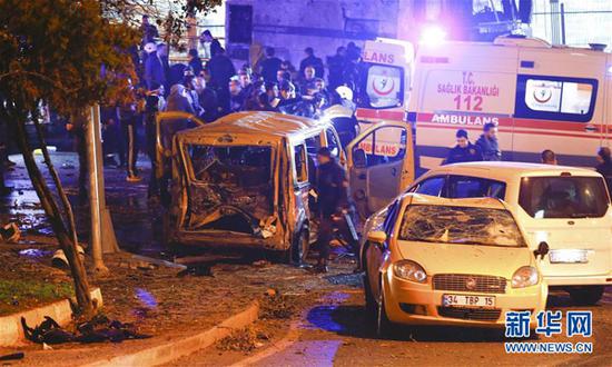 12月10日拍摄的土耳其最大城市伊斯坦布尔市中心的爆炸现场。伊斯坦布尔市中心当日夜间发生爆炸。 新华社/路透