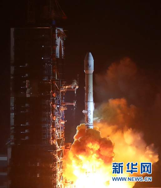12月11日，搭载风云四号卫星的运载火箭在西昌卫星发射中心点火升空。新华社记者陈建力摄