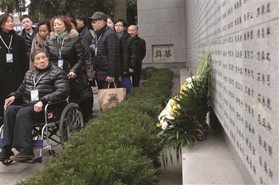 南京大屠杀死难者遗属家祭活动在“哭墙”前举行，新增遇难者名单遗属代表李宁一家等参加了活动。新华报业视觉中心记者 邵丹 摄