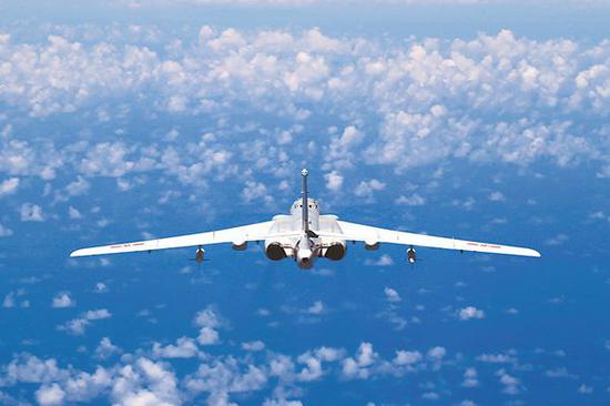 中国军方公布的空军战机赴西太训练资料图。