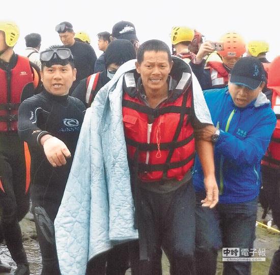 “金瑞益88号”9日在富贵角遇险，渔工林谋福在海难发生后39小时奇迹获救。（图片来源：台湾《中国时报》）