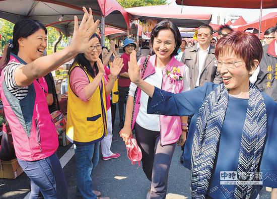 国民党主席洪秀柱（右）参与屏东党庆活动，与支持者热情互动。（图片来源：台湾《中国时报》）