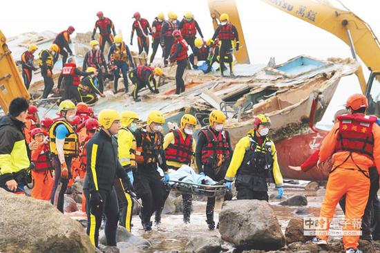 　　“金瑞益88号”9日在富贵角遇险，救难人员将船体翻正后，在船舱内发现船长吴聪德遗体。（图片来源：台湾《中国时报》）