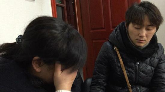 伤心的钟敏（右）和周萍，希望丈夫能得到见义勇为称号以告慰家人，最重要的是让孩子摆脱心理阴影。