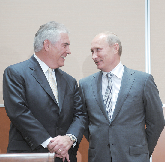 2011年8月，蒂勒森(左)和普京在俄罗斯石油与埃克森美孚签署战略合作协议之时微笑交流。