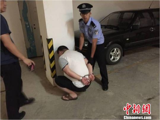 警方抓获一名犯罪嫌疑人　黄和平　摄