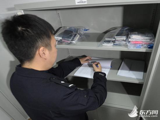 图片说明：民警会为保存在库房内的每一件物品进行登记和备案。