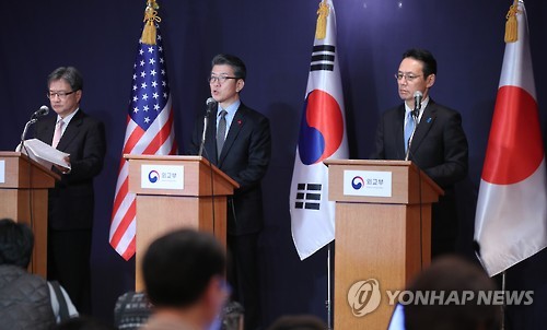 12月13日下午，在首尔市小公洞乐天酒店，美日韩的朝核事务负责人在会后召开联合记者会。