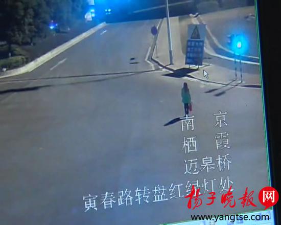 监控显示张女士经过路口时被盯上
