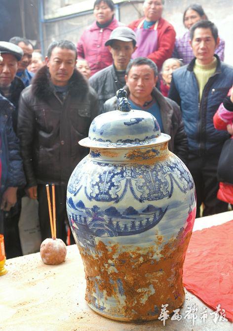 12日，简阳高明乡,杨氏后人迁祖坟时挖出一个青花瓷坛，疑为清代文物。