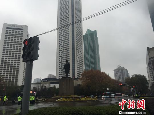 十点整的南京市中心新街口。 盛捷 摄