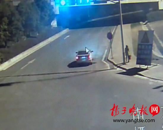 监控显示张女士经过路口时被盯上