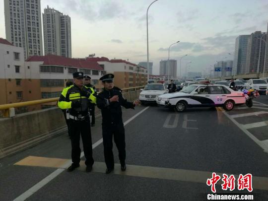 图为春城骑警与警方围堵男子。　钟欣　摄