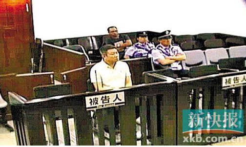 何健勇在庭审现场。视频截图