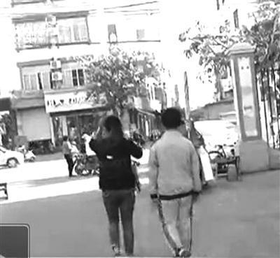 得知小郑被打,妈妈陈女士十分心疼