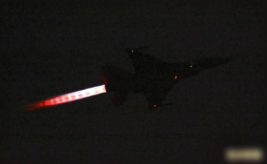 F-16战机在夜色中起飞