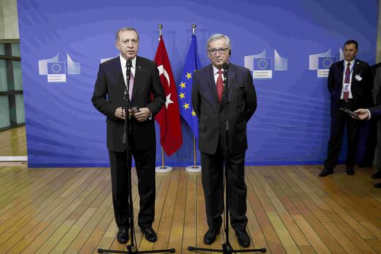 土耳其总统埃尔多安（左）和欧盟委员会主席容克（前右）