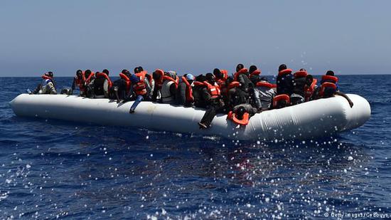 试图渡海前往欧洲的难民