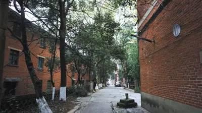 ▲12月12日,418医院家属楼,显得冷清。
