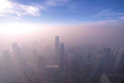 昨天下午，雾霾自南向北逼近京城。京华时报记者 潘之望 摄